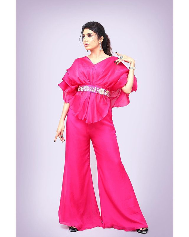 Irra Mor Looks like a Scenery in Her Latest Hot Pink Outfit Irra Mor Looks like a Scenery in Her Latest Hot Pink Outfit